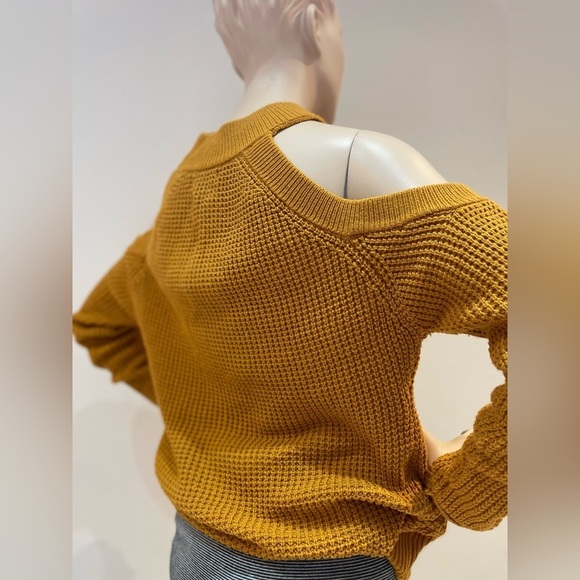 GUESS | Cut Out Shoulder Kailyn Sweater in Medieval Gold Size Medium - Picture 6 of 12